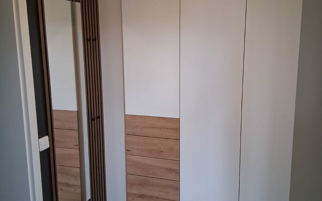 Weiße Garderobe mit Holzelementen